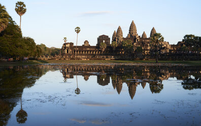 Kambodscha, Siem Riep, Angkor Wat bei Sonnenuntergang - IGGF00400