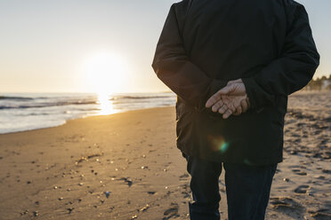 Älterer Mann beim Spaziergang am Strand, Rückansicht - JRFF01521