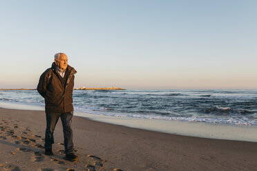 Älterer Mann bei einem Spaziergang am Strand - JRFF01524