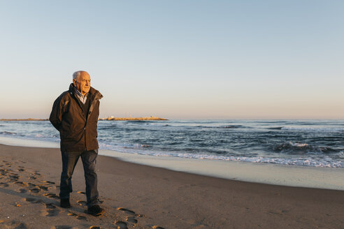 Senior man strolling at the beach - JRFF01524