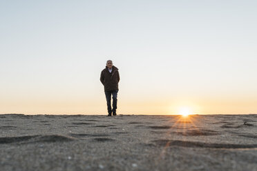 Senior man strolling at the beach - JRFF01526