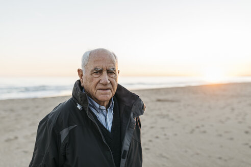 Senior man strolling at the beach - JRFF01527