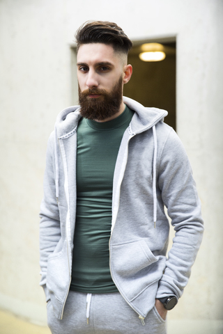 Porträt eines jungen Mannes im Trainingsanzug, lizenzfreies Stockfoto