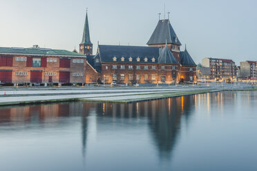 Dänemark, Aarhus, Blick auf den Hafen und das Zollhaus - KEBF00705