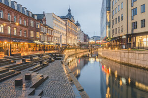 Dänemark, Aarhus, Blick auf die beleuchtete Stadt mit dem Fluss Aarhus - KEBF00708