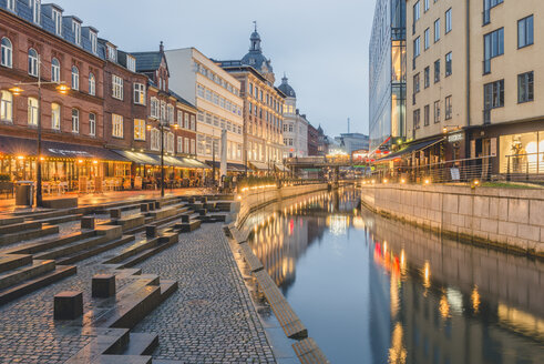 Dänemark, Aarhus, Blick auf die beleuchtete Stadt mit dem Fluss Aarhus - KEBF00708