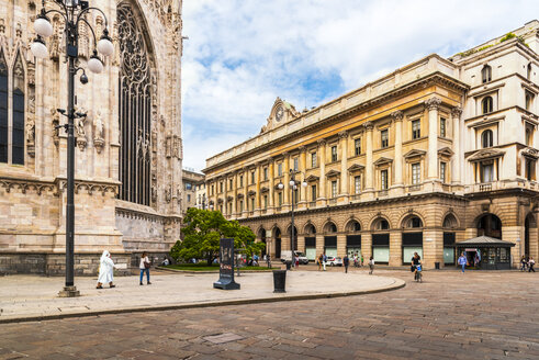 Italien, Mailand, Blick auf die Piazza del Duomo mit einem Teil des Mailänder Doms - CSTF01614