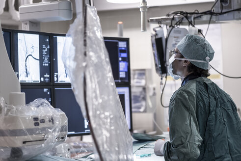 Neuroradiologe im Kittel während der Operation - MWEF00168