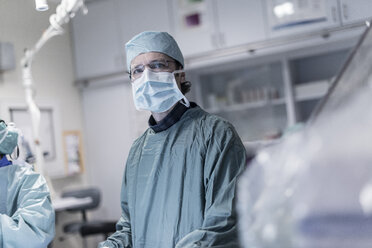 Portrait of neuroradiologist in scrubs - MWEF00169