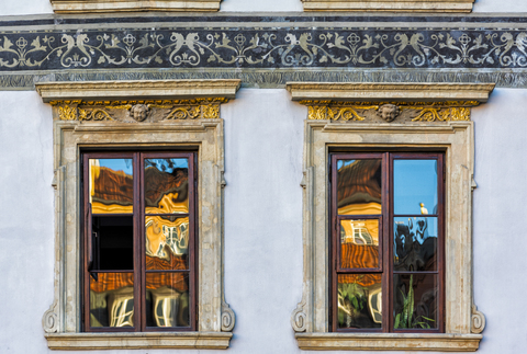 Polen, Warschau, Spiegelungen in den Fenstern eines alten Hauses, lizenzfreies Stockfoto