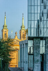 Polen, Warschau, Blick auf alte Kirche mit moderner Fassade des Obersten Gerichtshofs von Polen im Vordergrund - CSTF01626