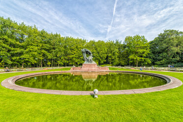 Polen, Warschau, Königlicher Lazienki-Park, Blick auf die Chopin-Statue - CSTF01628
