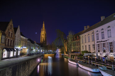 Belgien, Flandern, Brügge, Altstadt, Rozenhoedkaai, Canal Dijver und Liebfrauenkirche - THGF00040