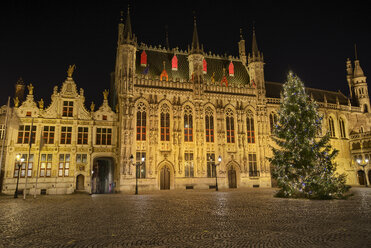 Belgium, Flanders, Bruges, Old town, castle square, town hall and christmas tree at night - THGF00041