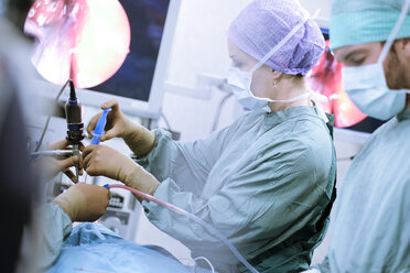 Neurosurgeons in scrubs during an operation - MWEF00180