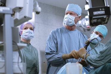 Team von Neurochirurgen in Kitteln während einer Operation - MWEF00187