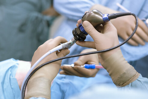 Surgeons with endoscopic camera during an operation - MWEF00190