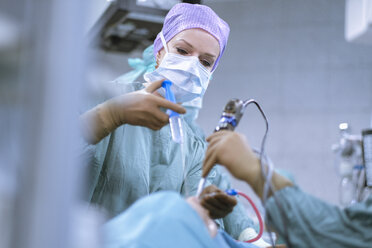 Neurosurgeon in scrubs during an operation - MWEF00195