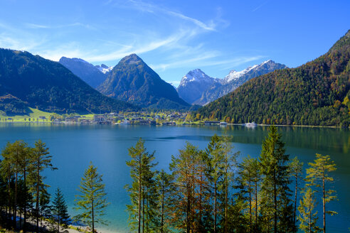 Österreich, Tirol, Blick zum Achensee mit Pertisau und Karwendel - LBF01730