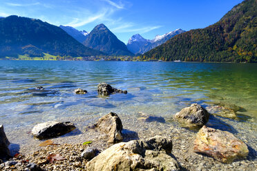 Österreich, Tirol, Blick zum Achensee mit Pertisau und Karwendel - LBF01731