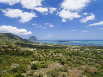 Mauritius, Blick vom Chamarel View Point auf die Westküste, Insel Ile aux Benitiers, Le Morne mit Berg Le Morne Brabant, Luftaufnahme - FOF09690