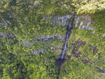 Mauritius, Black River Gorges National Park, Luftaufnahme eines Wasserfalls - FOF09692