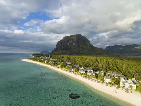 Mauritius, Südwestküste, Blick auf den Indischen Ozean, Le Morne mit Le Morne Brabant, Ferienanlage mit Strand, lizenzfreies Stockfoto