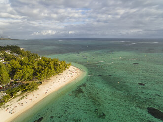 Mauritius, Südwestküste, Blick auf den Indischen Ozean, Le Morne, Strand, Kite-Surfer und Segelboarder - FOF09699