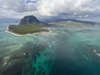 Mauritius, Southwest Coast, view to Indian Ocean, Le Morne with Le Morne Brabant, natural phenomenon, underwater waterfall - FOF09701