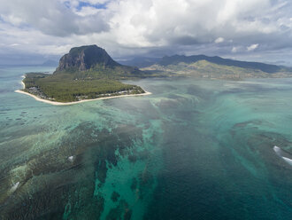 Mauritius, Südwestküste, Blick auf den Indischen Ozean, Le Morne mit Le Morne Brabant, Naturphänomen, Unterwasser-Wasserfall - FOF09701