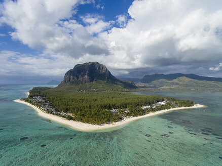 Mauritius, Südwestküste, Indischer Ozean, Le Morne mit Le Morne Brabant, Luftaufnahme - FOF09702