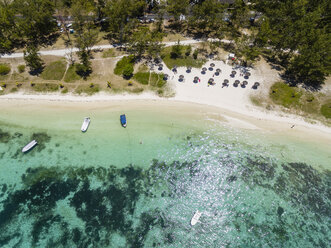 Mauritius, Ostküste, Indischer Ozean, Luftaufnahme des Strandes Belle Mare - FOF09709