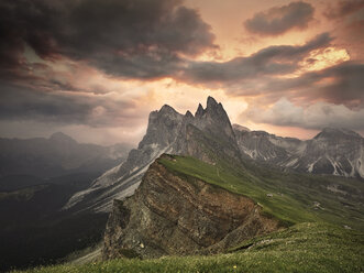 Italien, Südtirol, Dolomiten, St.Ulrich in Gröden, Seceda bei Sonnenaufgang - CVF00031