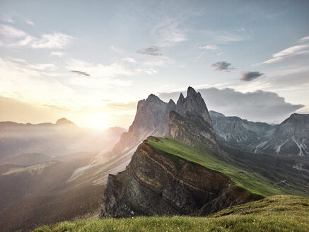 Italien, Südtirol, Dolomiten, St.Ulrich in Gröden, Seceda bei Sonnenaufgang - CVF00032