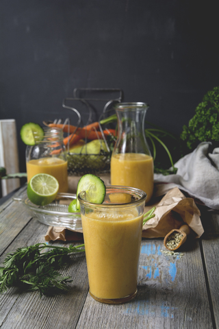 Smoothie mit Gurke, Karotte, Limette, Birne und Hanfsamen, lizenzfreies Stockfoto