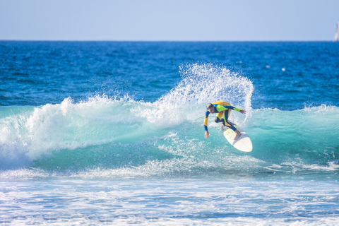 Jugendlicher beim Surfen im Meer, lizenzfreies Stockfoto