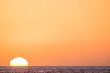 Spanien, Teneriffa, Sonnenuntergang über dem Meer - SIPF01934