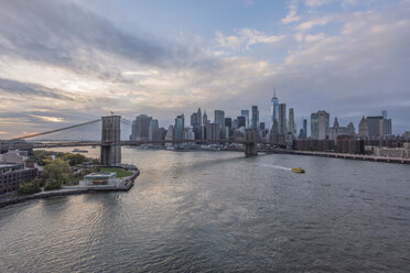 USA, New York City, Manhattan, Brooklyn, cityscape with Brooklyn Bridge - RPSF00167