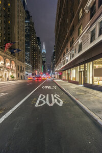USA, New York City, Manhattan, Verkehr auf der Straße bei Nacht - RPSF00168