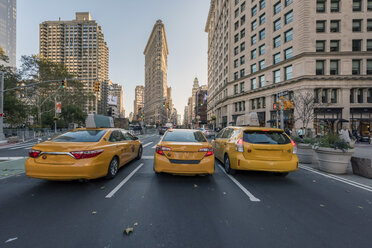 USA, New York City, Manhattan, Taxis auf der Straße bei Nacht - RPSF00170