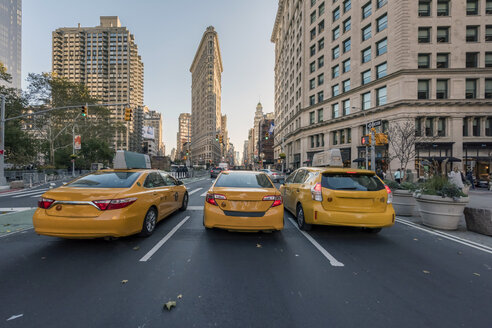 USA, New York City, Manhattan, Taxis auf der Straße bei Nacht - RPSF00170