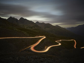 Österreich, Tirol, Kaunertal, Straße am Abend, Lichtspuren - CVF00035