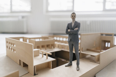 Miniatur-Geschäftsmann-Figur in Architekturmodell stehend - FLAF00118