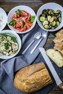 Bruschetta und verschiedene Zutaten, Brot, Tomaten, Zucchini, Walnüsse, Pilze und Kräuter - GIOF03757