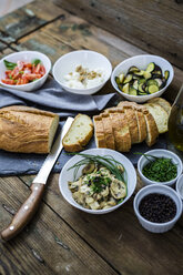 Bruschetta und verschiedene Zutaten, Brot, Tomate, Zucchini, Käse, Ricotta, Walnüsse, Pilze, Kräuter, Basilikum, Schnittlauch - GIOF03759