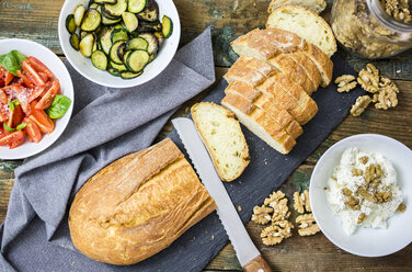 Bruschetta und verschiedene Zutaten, Brot, Tomaten, Zucchini, Käse, Ricotta, Walnüsse - GIOF03762