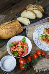 Bruschetta und verschiedene Zutaten - GIOF03768