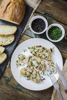 Bruschetta und verschiedene Zutaten, Pilze und Schnittlauch - GIOF03770