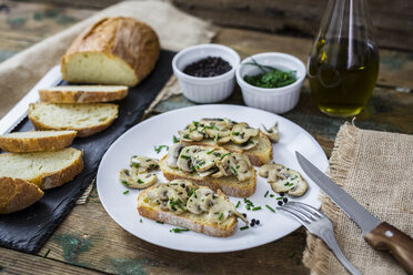 Bruschetta und verschiedene Zutaten, Pilze, Schnittlauch, Olivenöl - GIOF03771