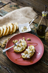 Bruschetta und verschiedene Zutaten, Ricottakäse, Nüsse, Olivenöl, Brot - GIOF03772